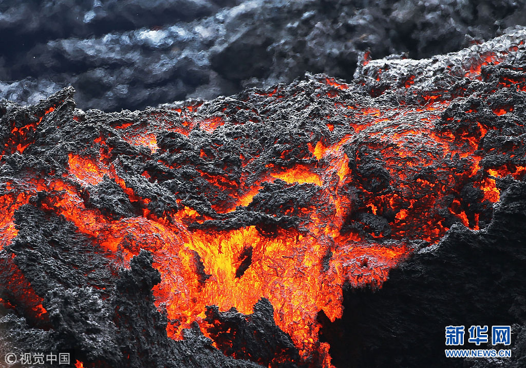 美国夏威夷基拉韦厄火山持续喷发 炽热岩浆飞溅而出