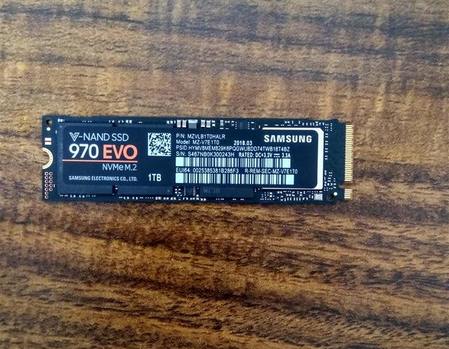 在x470與z370平臺上分別用asssdbenchmark測試三星970 evo的性能,對比