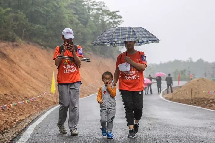 毅行途中设置两个终点,五个补给站,并设置毅行亲子线,趁着周末闲暇