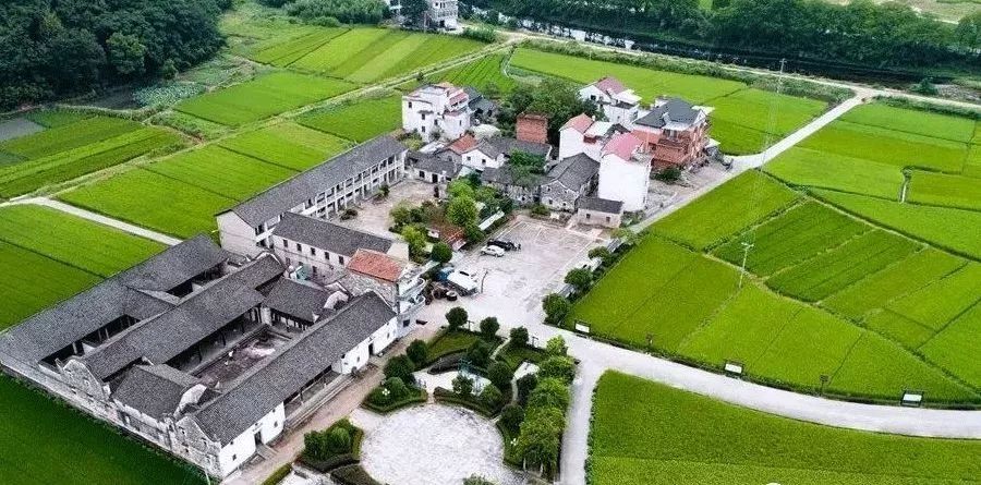 旅游 正文 次坞村位于次坞镇中心地带,南北西三面群山环绕,东面与杭金