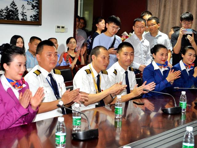 北京时间2018年5月14日20时30分,川航3u8633机组成员首次在成都市第一