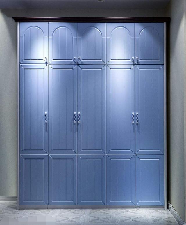 蓝色衣柜门的颜色搭配图片