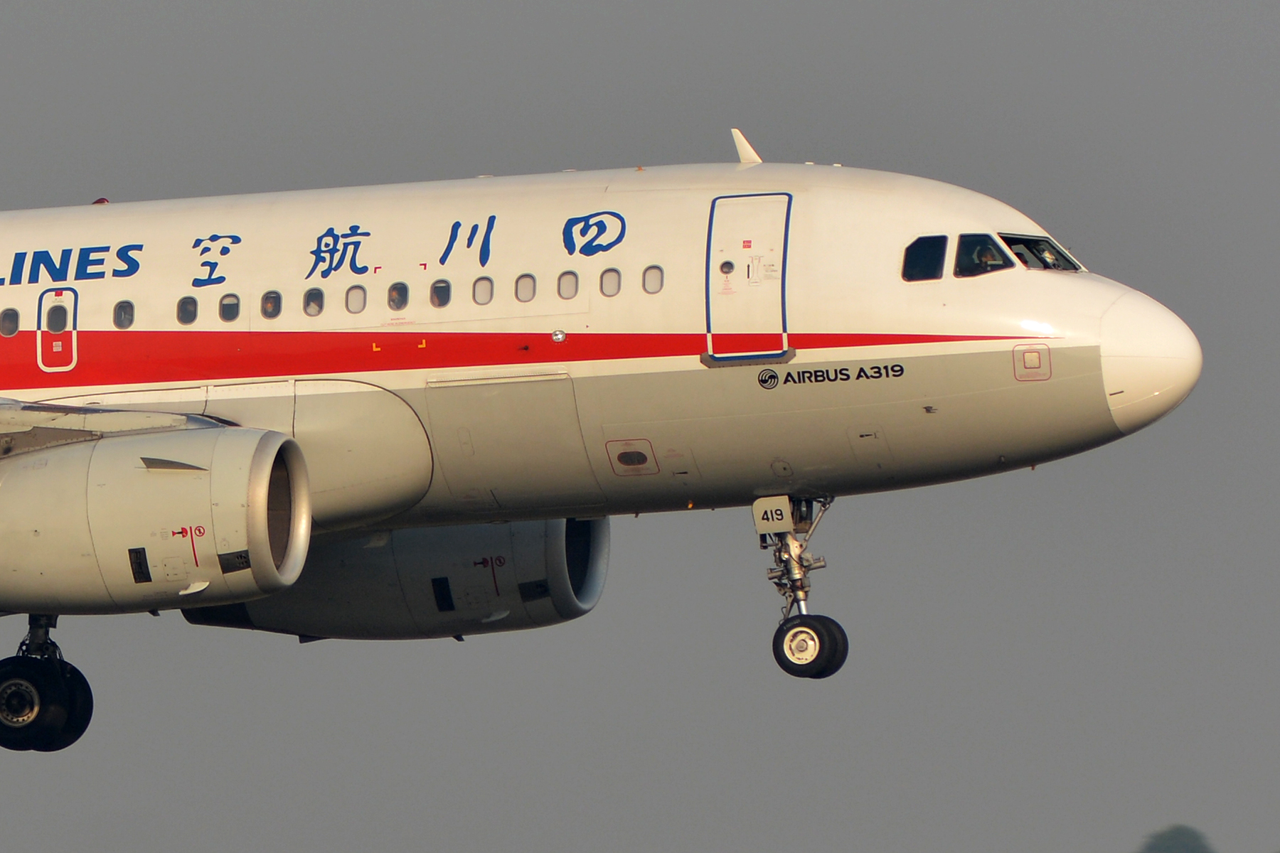 5月14日早间,川航3u8633航班空客a319客机飞临成都上空时副驾驶一侧