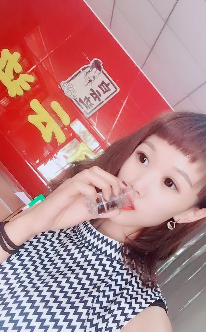 青县大咖第922期爱喝白云边的小姐姐