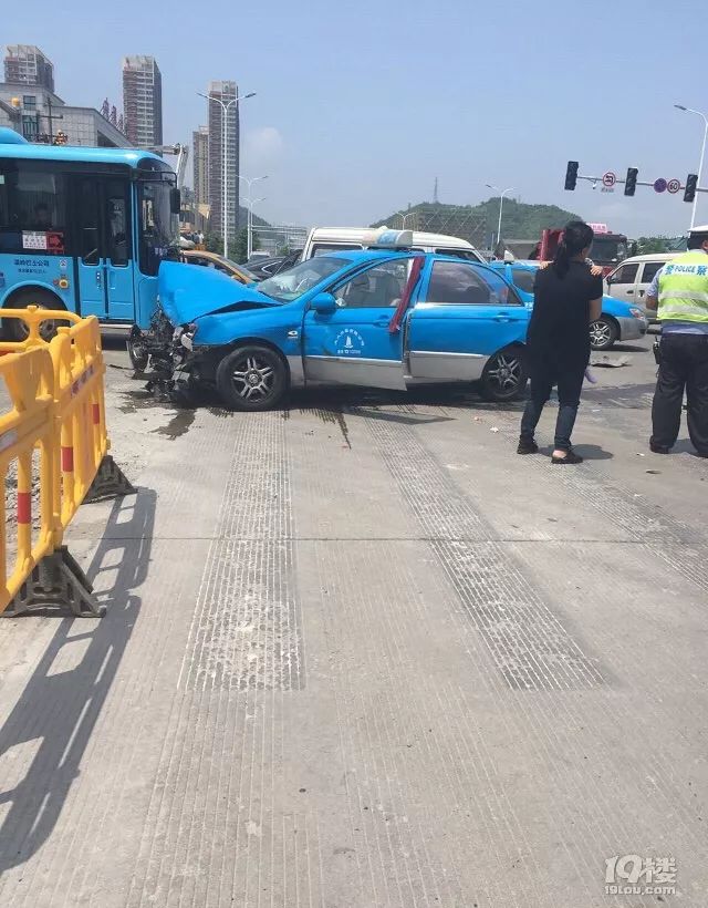 温岭一出租车撞上别克车,半个车头都撞没了