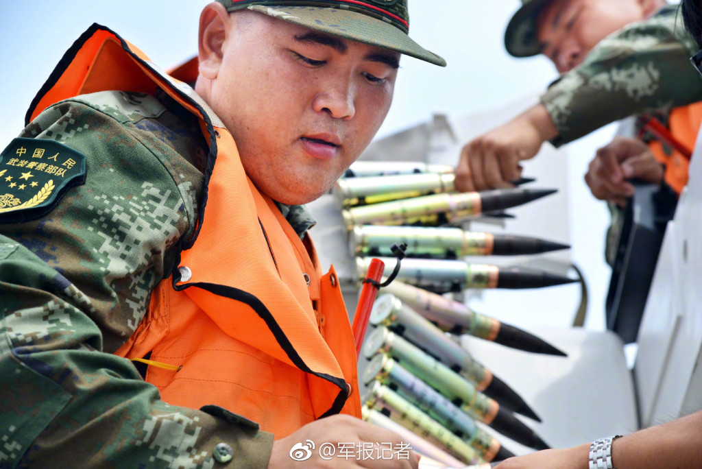 近日,武警广东海警三支队在湛江口对开南海某海域开展海上多型武器