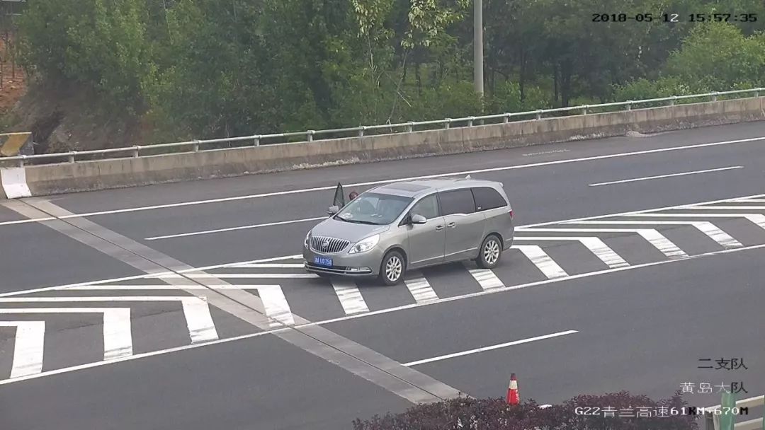 根據《道路交通安全法》第三十八條,第九十條規定,導流線屬於禁止標線