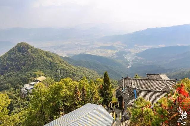 玩場拔地倚天的騰衝雲峰山寺廟建造在懸崖之上