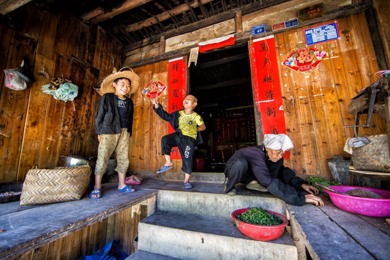 神秘古老的黑衣壯,景點開發拆掉古建築,留守兒童老人多心酸