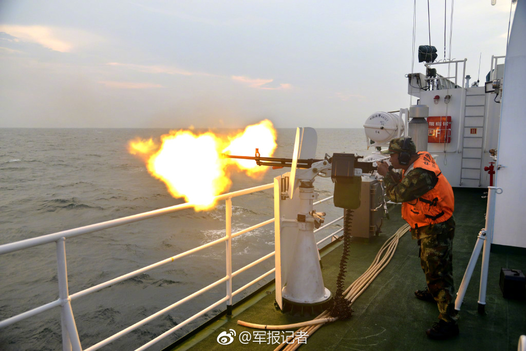 近日,武警广东海警三支队在湛江口对开南海某海域开展海上多型武器