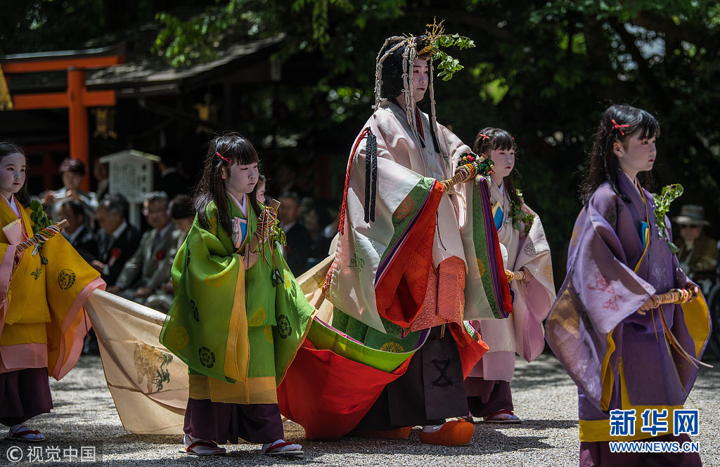 上午十点半,约500人身穿饰有双叶葵的平安时代的服装向京都御所(京