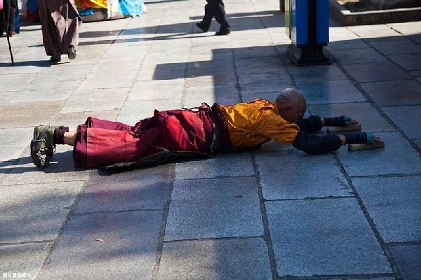 磕頭朝聖的人在其五體投地的時候,是為