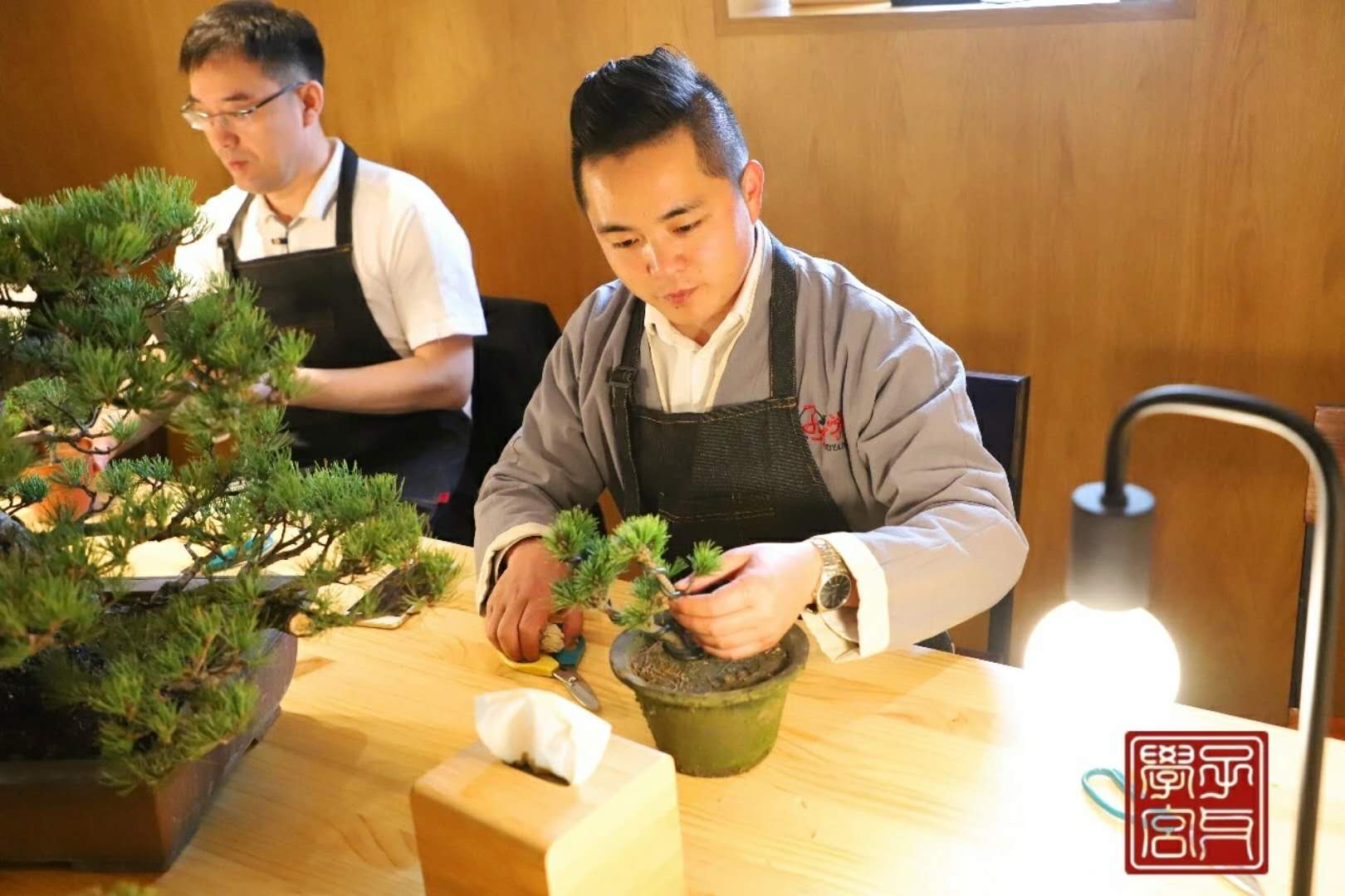 学员们跟随青普文化导师唐晟尧,了解中国特有的金石艺术,并亲手为自己