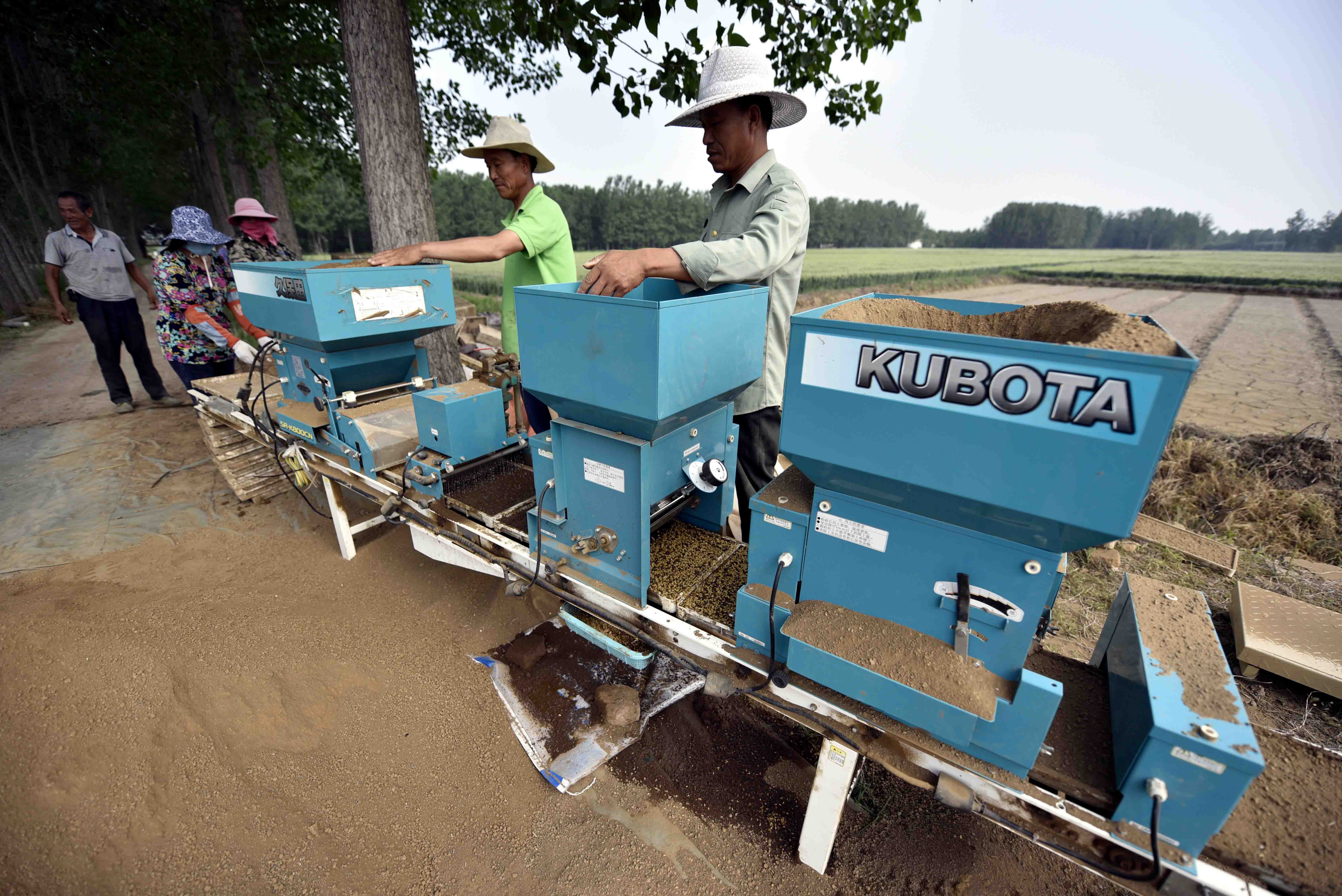 水稻育苗秧盘生产机器图片