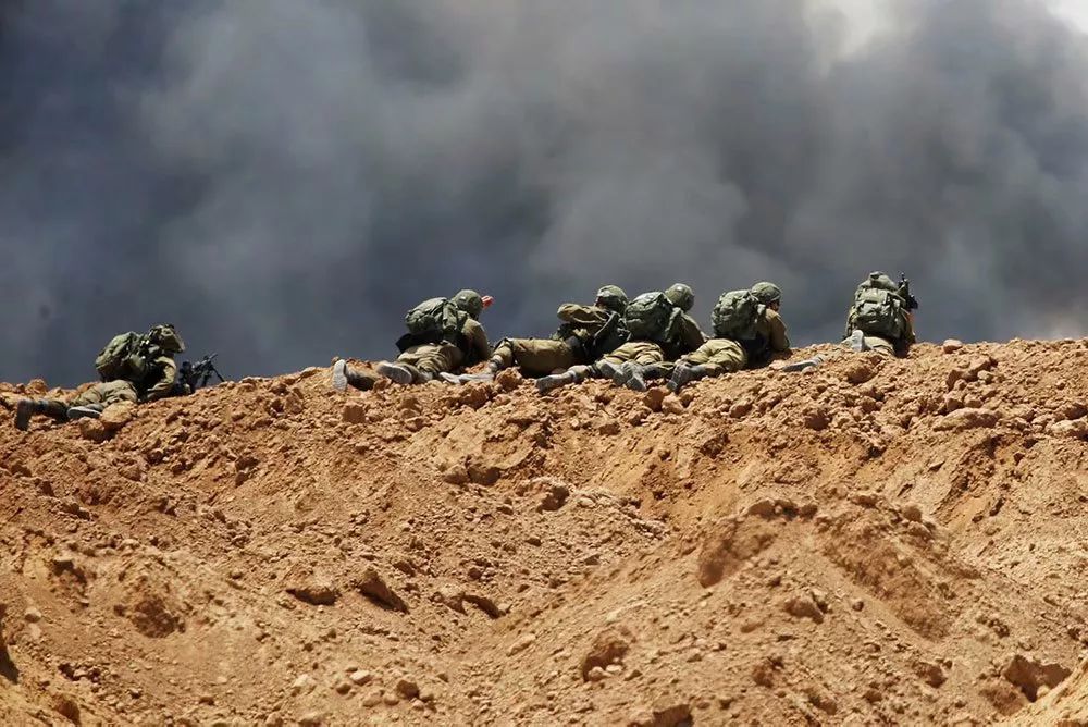 士兵以色列方面为减少损失,使用了无人机投掷催泪弹抗议人群边境地带