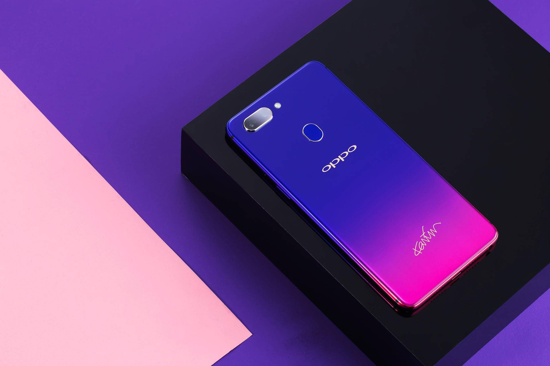 oppor15星云特别版图赏红蓝渐变撞色设计引领新时尚