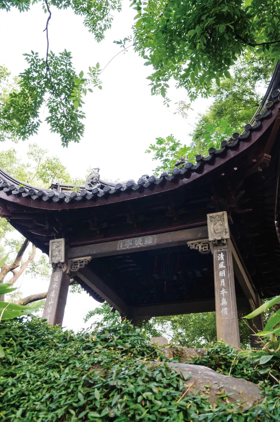 1845,随着青雨成为净慈寺的监院,六舟成为其助手,监工重修祖山堂殿宇