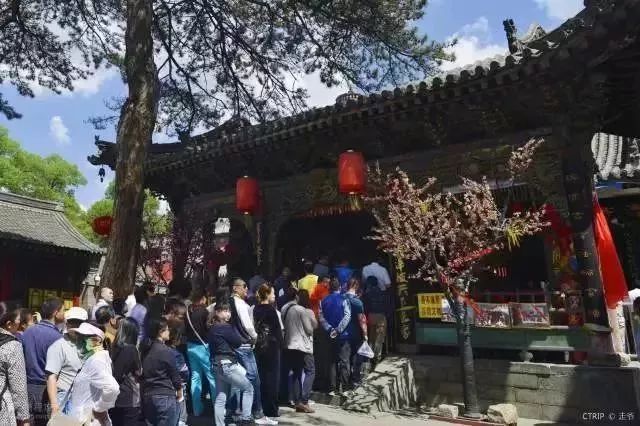 清晨在五爷庙祈福平安晚上一碗肉烂汤浓的羊肉泡馍早晨一钵热气腾腾的