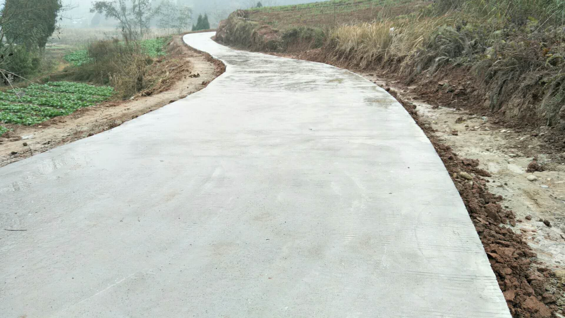 水泥地面起砂用哪种材料修复?水泥路面起砂处理剂!