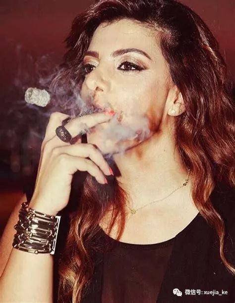 抽雪茄女烟斗客图片