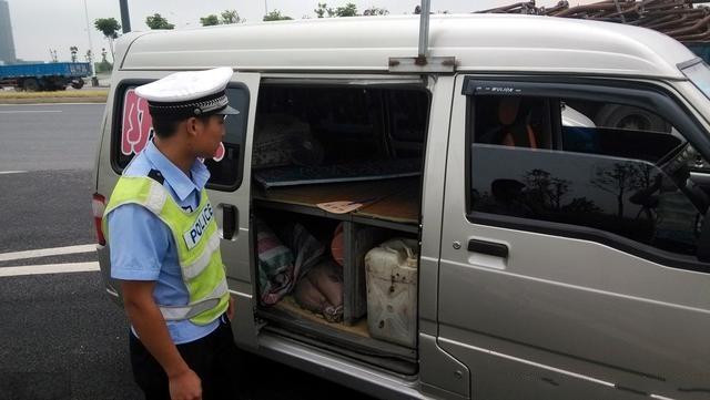 麵包車被網友戲稱為尷尬的神車,雖運用廣泛但實在是尷尬!