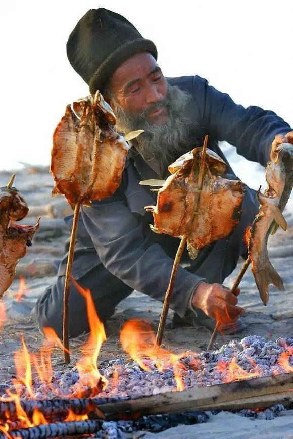 古代野外烤鱼图片