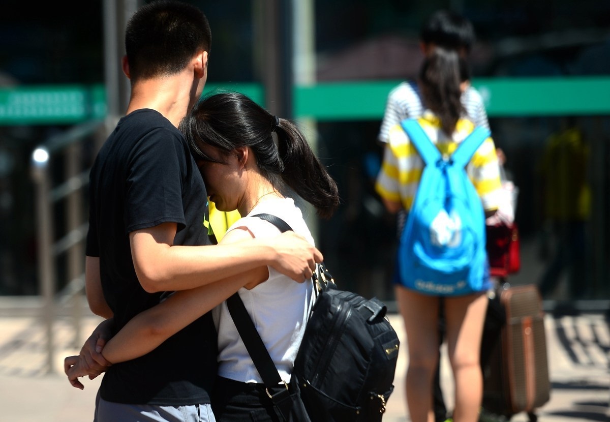 而一批大学生离开校园每天都在上演着各种难舍难分的感慨画面