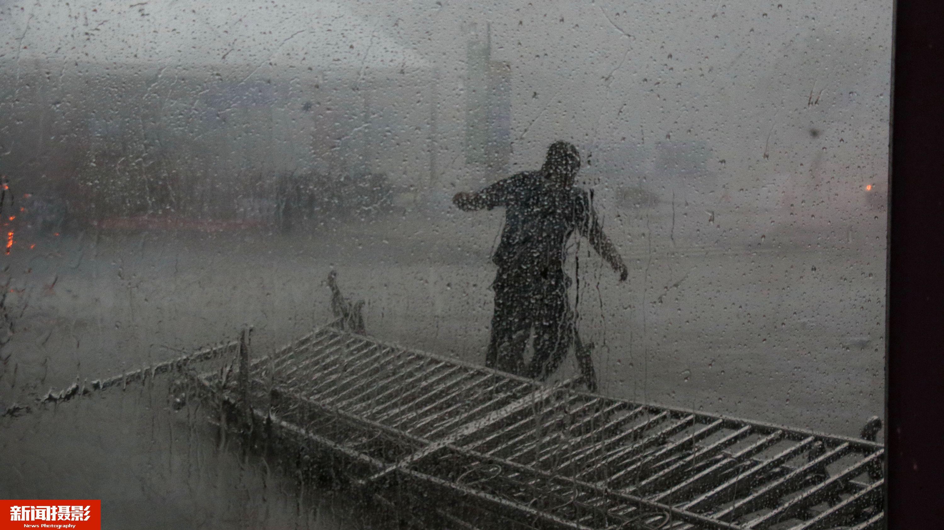 在雨中淋湿图片