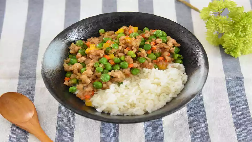 豌豆肉末盖饭—色彩缤纷,营养丰富还超级下饭