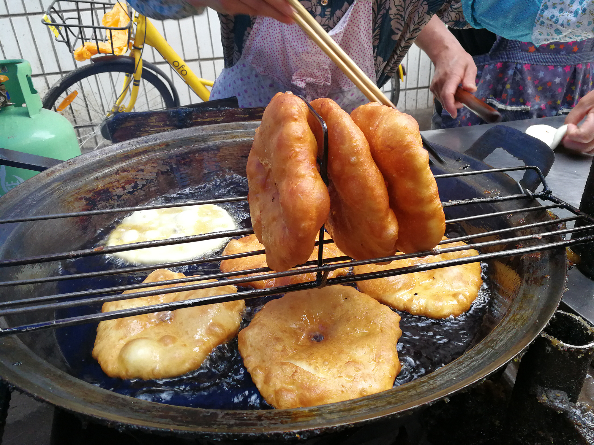 老街上,这种老面油饼,生意火爆,一个早市卖到五六百个!