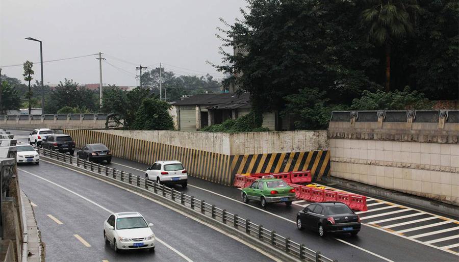 比如在高速公路上,有不少慢车占据着快车道走,甚至是龟速行驶