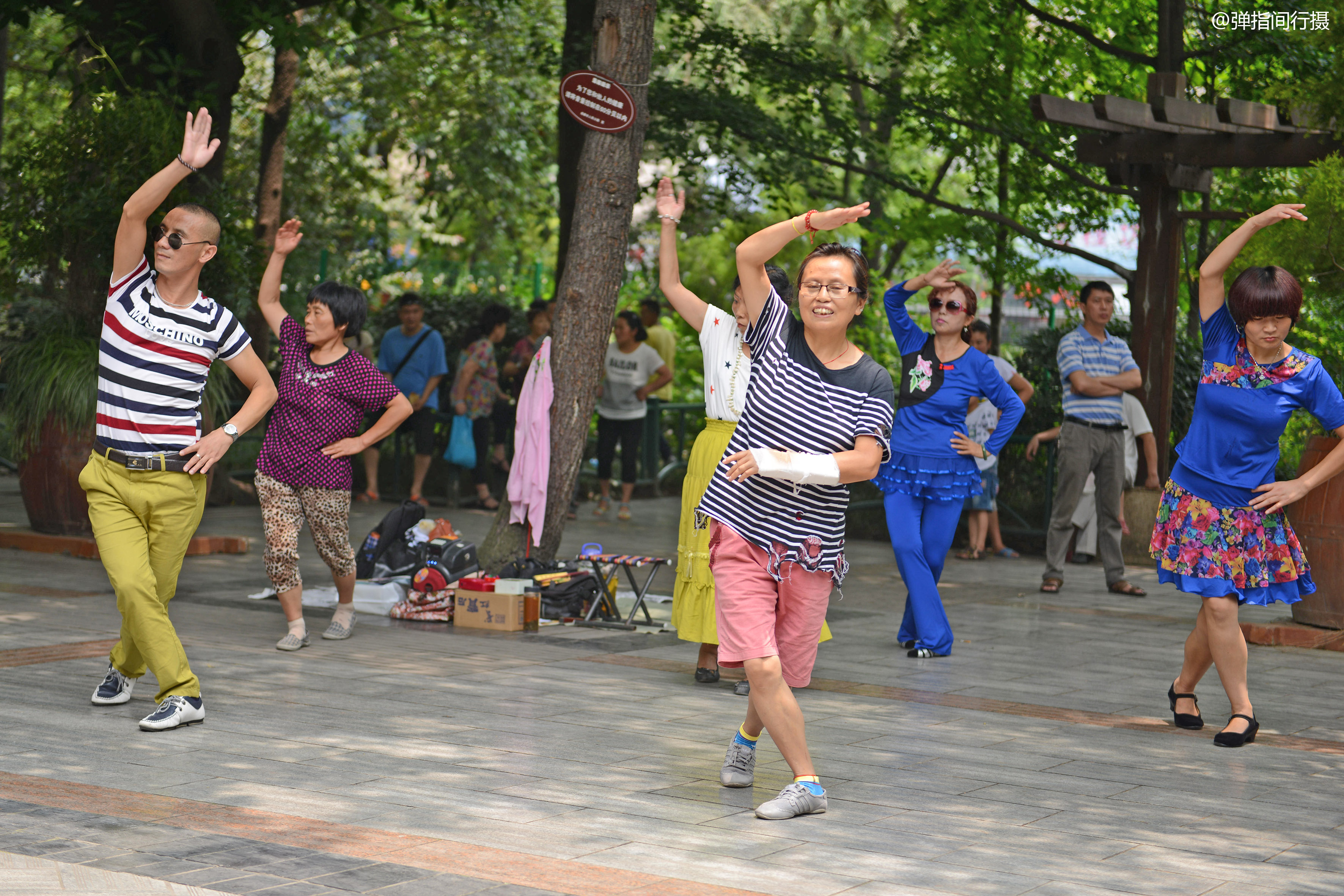 中国最安逸的城市写真:成都大妈带伤跳广场舞,把老外都惊呆了