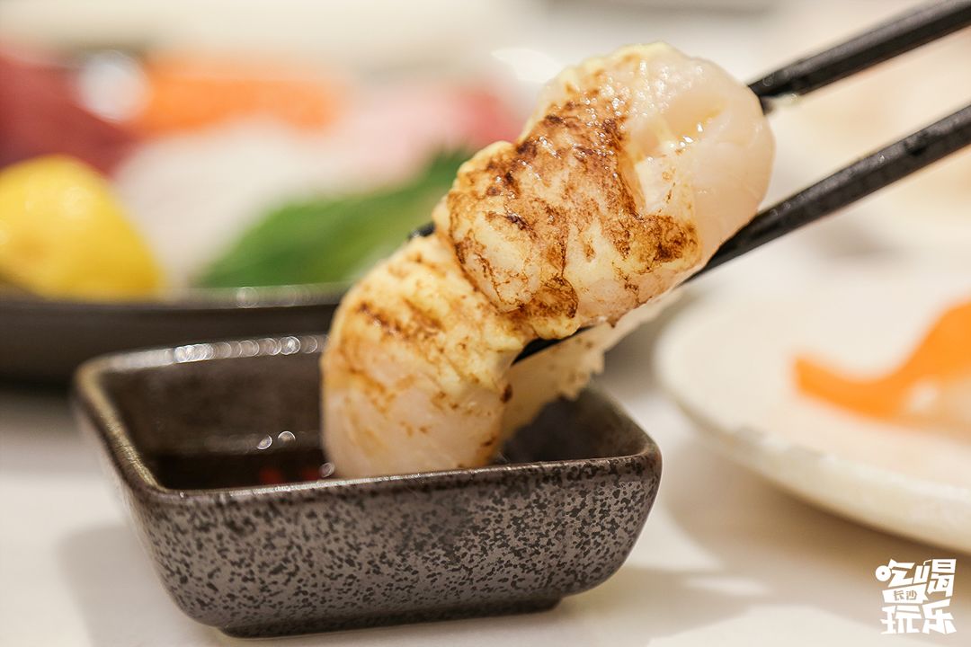 温润微酸的寿司米与香甜的大帆立贝真是绝配,在唇舌间交织出了如春日