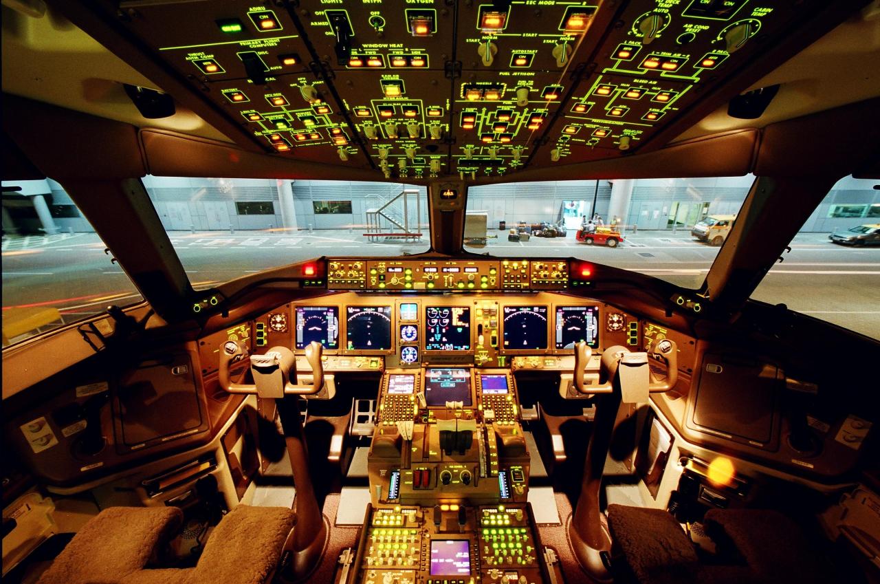飞机你就看得多了 波音777的驾驶室你看过了吗?