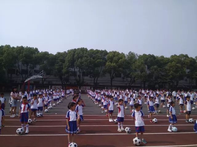 颁奖仪式结束以后,全校小学生非常熟练的开始做操—校园足球操.