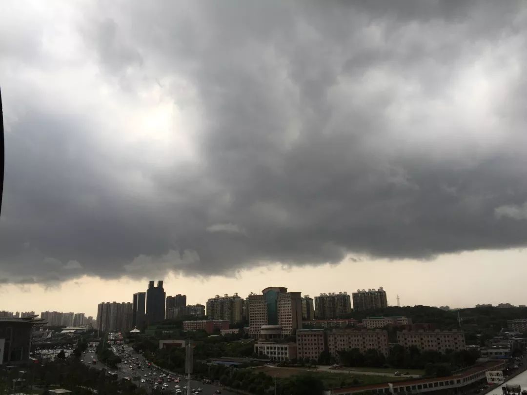 滅霸來啦打雷颳風下大雨趕緊回家收衣服