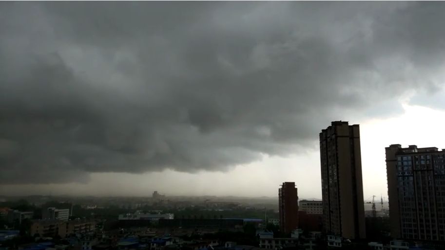 天气惊天炸雷暴雨雷电七级大风雷暴天气谨防遭雷劈