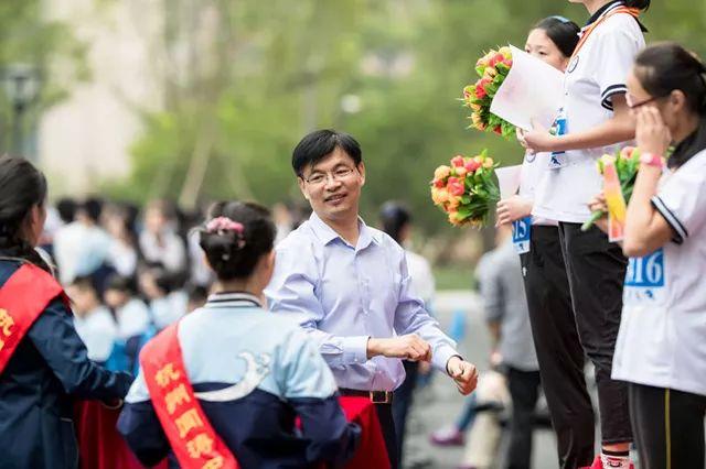 校长在线来了快为闻涛中学男神校长打call