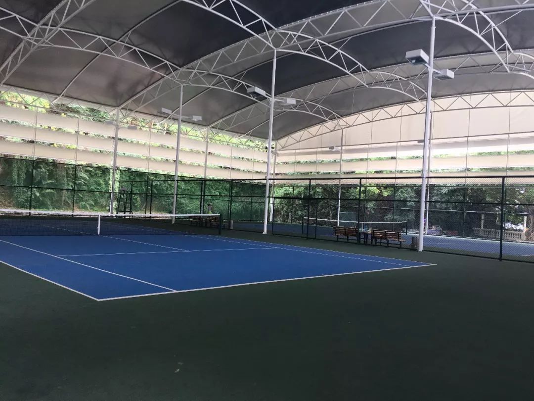 三片专业的风雨棚网球场无惧风雨,无惧烈日为孩子们提供最专业,最舒适