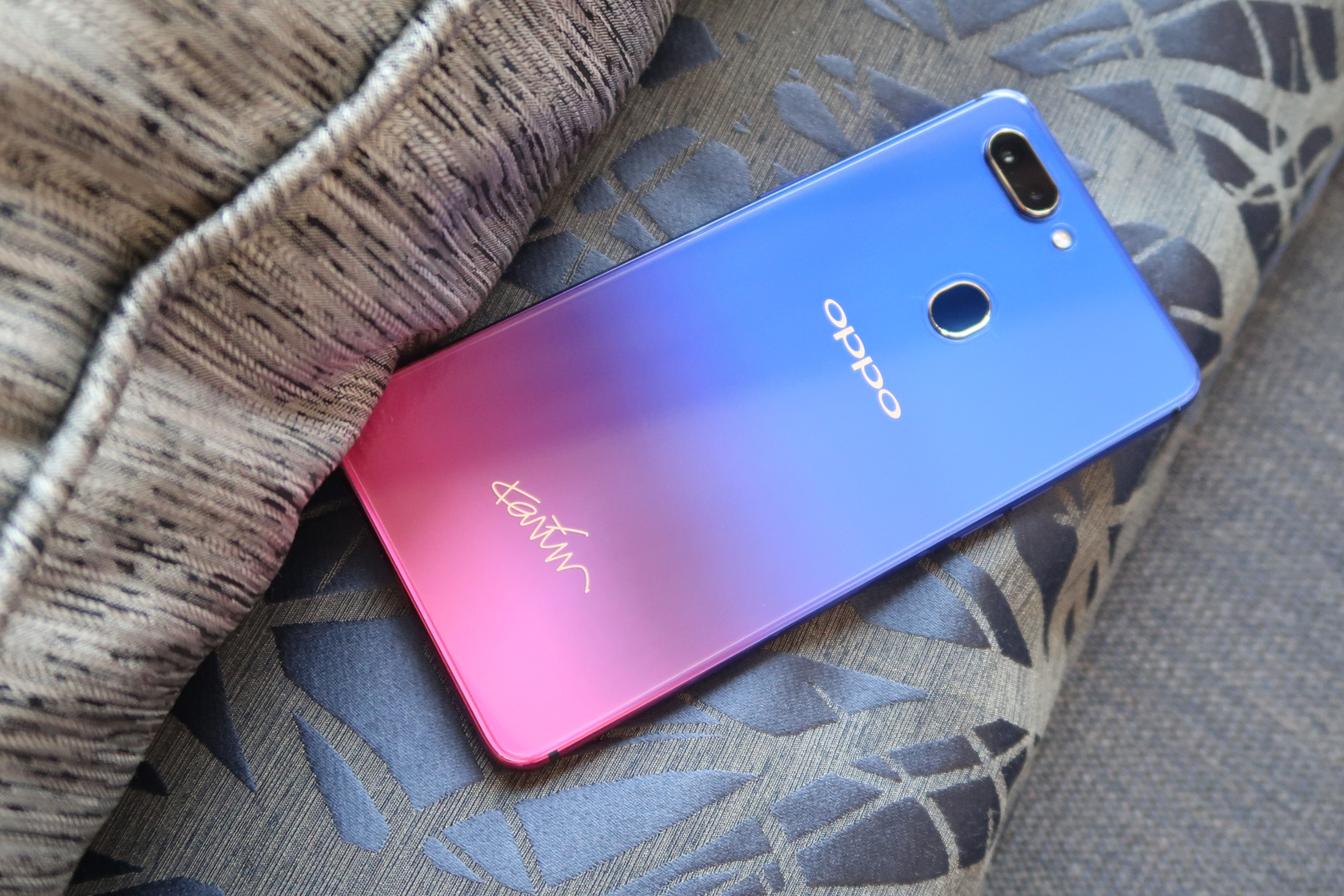 oppo r15星云特别版图赏:红蓝星云的奇幻渐变