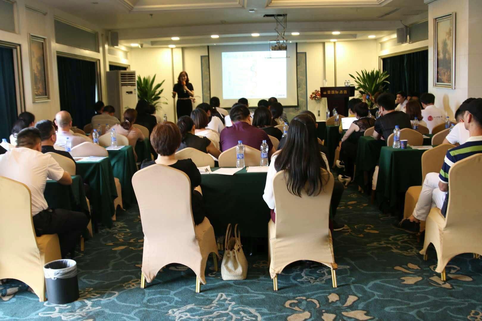 全国企业家创客汇湖南总会的创业导师会议在长沙盖雅国际酒店隆重举行