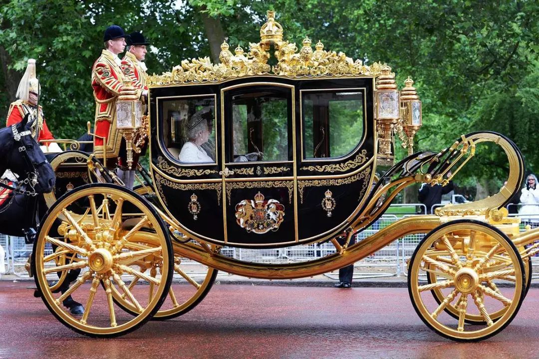在拥有100多架马车的王室里,要数英女王的黄金马车最豪华,也是最高