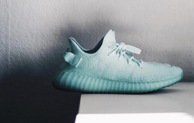 yeezyboost350v2再爆新配色這個湖藍小清新簡直夏日最佳