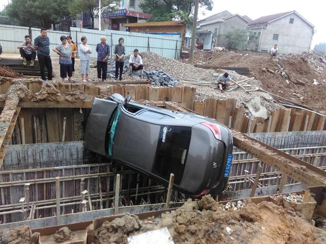 临澧县文化街梅溪南路工路施工路段发生一起交通事故