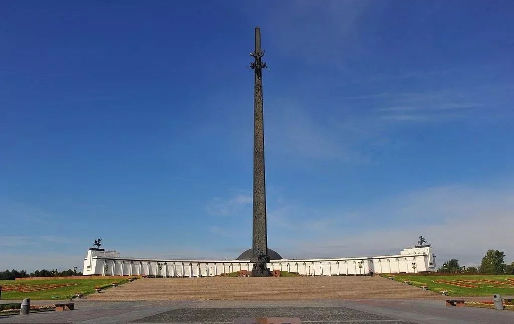 电影中,时间拨回至1941年的11月,彼时莫斯科保卫战正在这所城市进行着