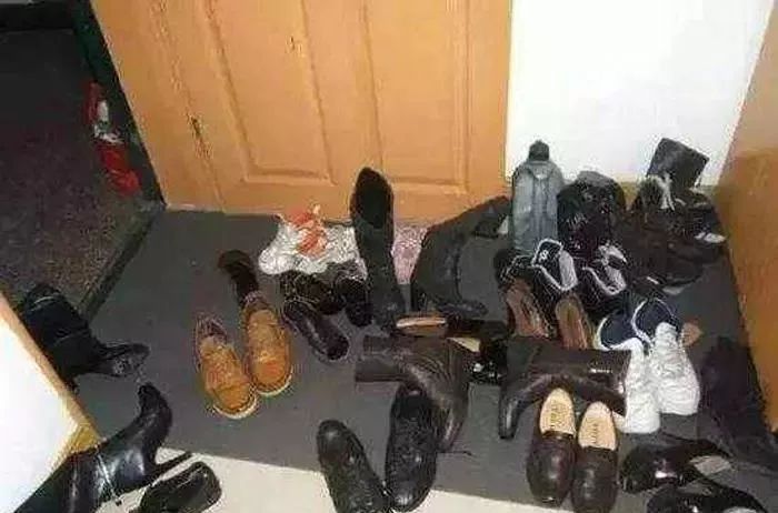 平时喜欢把鞋子放在家门口的楼道里,不料引来了小偷的注意
