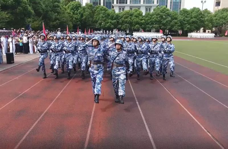 精彩校園△海軍軍醫大學正門△校園風光△問湖△學校操場全景△圖書館