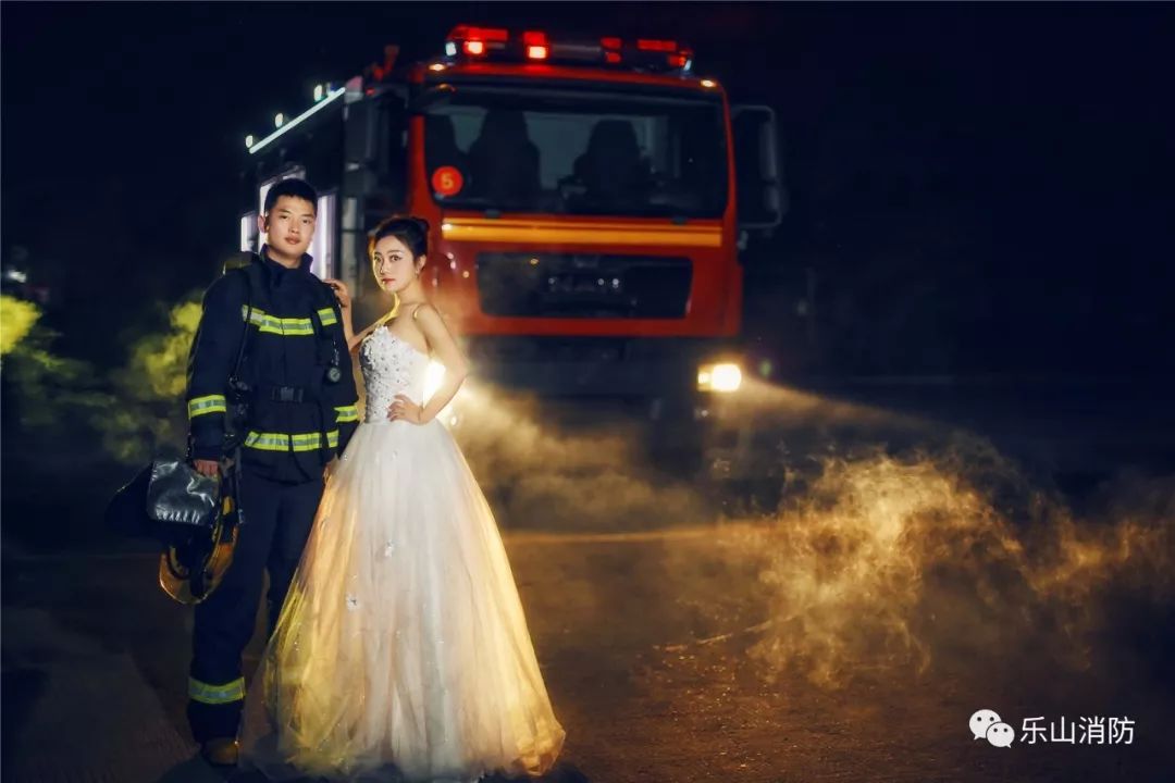 消防员情侣背景图图片