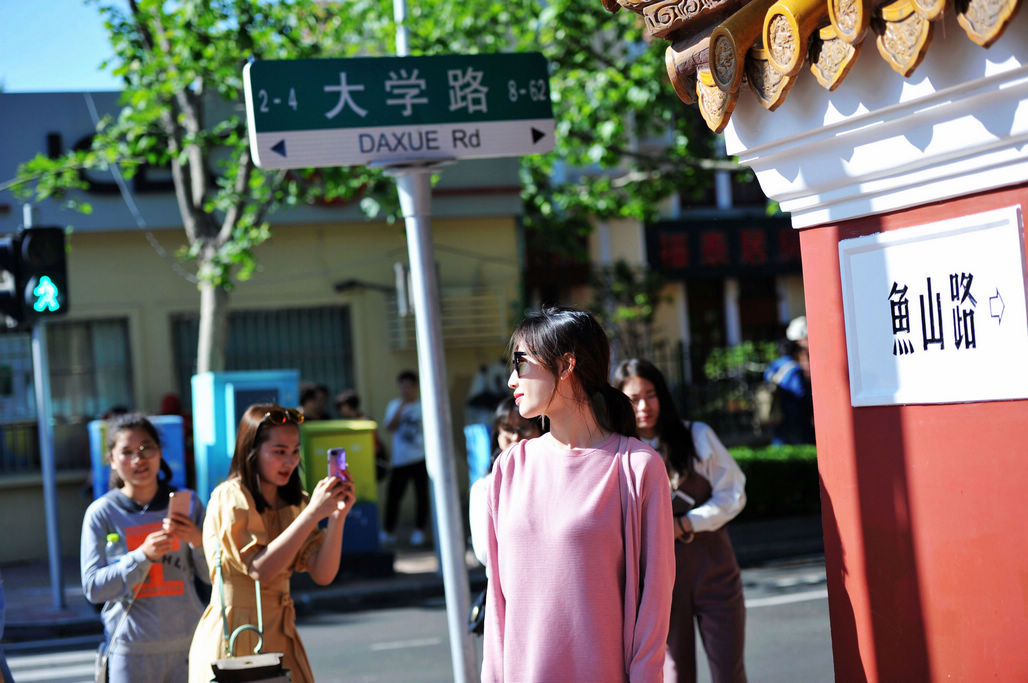 青岛标山路女图片