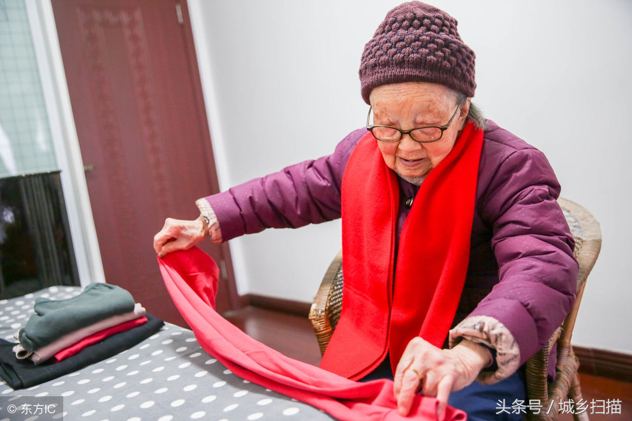 圖為老太太在家裡看報呢.(圖片來自東方ic)這張